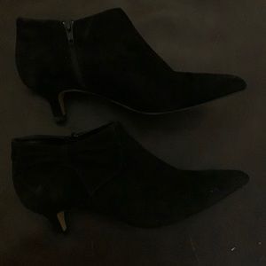 Black suede  sz 8 Bella Vita booties, Like new.